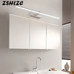 Applique murale LED blanche éclairant une salle de bain contemporaine