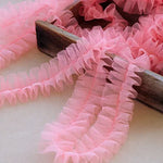 ruban tulle dentelle franges semi transparent rose clair rouge decoration tissu maille ecologique