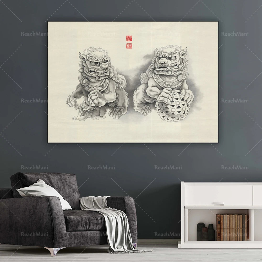 Deux statues de style chinois traditionnelles représentant des créatures fantastiques, décorées de motifs floraux complexes, créant une atmosphère mystique et orientale dans cette scène d'intérieur élégante.