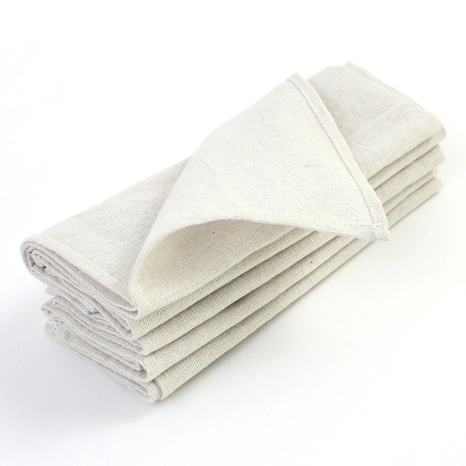 Serviettes blanches pliées en coton souple et absorbant, prêtes à être utilisées.