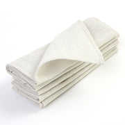 serviettes tissu lin crème pliées carré assiettes noires fourchettes couteaux decoration table rustique champetre
