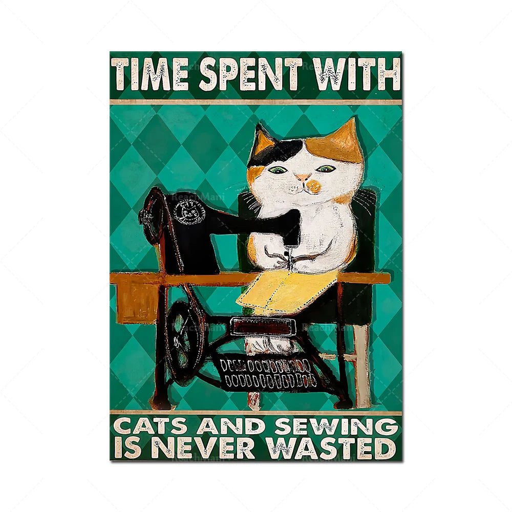 Un chat assis sur une machine à coudre avec le texte "Time spent with cats and sewing is never wasted" en arrière-plan.