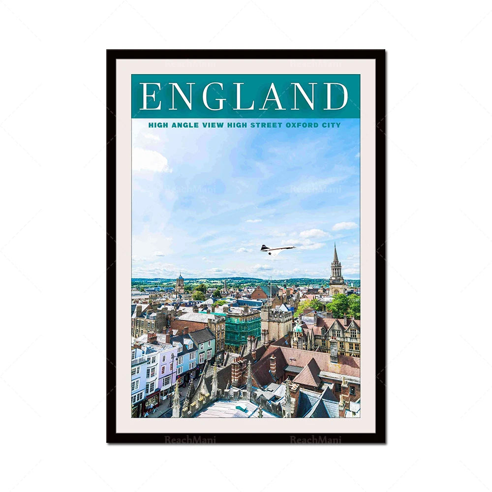 Le texte alt pour cette image pourrait être : Vue aérienne de la ville d'Oxford en Angleterre, avec ses bâtiments historiques, ses toits rouges et son ciel bleu parsemé de nuages.