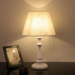 Détail de la lampe de chevet montrant le design en fer