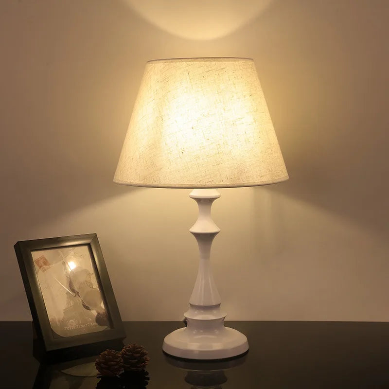 Détail de la lampe de chevet montrant le design en fer