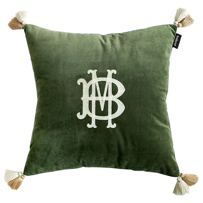coussin carré vert foncé monogramme blanc velours tassel beige moderne brodé environnemental taie d'oreiller