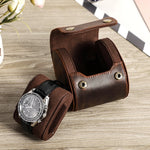 Boîte à montres vintage ouverte montrant les compartiments de rangement