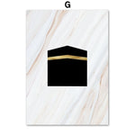 L'image montre un symbole graphique simple, composé d'une forme carrée noire surmontée d'une bande dorée, sur un fond de marbre blanc et beige.