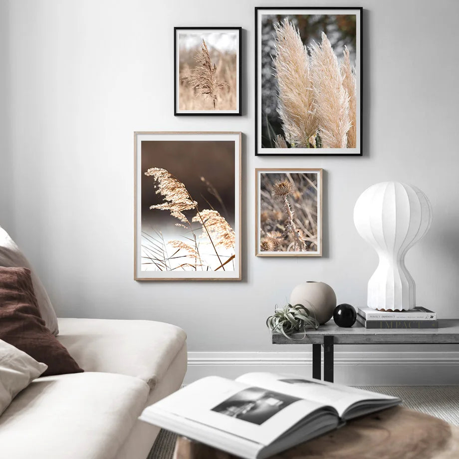 Des fleurs de prairie automnales et élégantes dans des cadres décorent cette élégante salle de séjour.