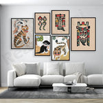 Une décoration murale éclectique composée de différentes illustrations fantaisistes mettant en scène des animaux aux motifs colorés et stylisés.