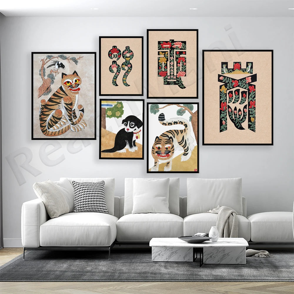 Une décoration murale éclectique composée de différentes illustrations fantaisistes mettant en scène des animaux aux motifs colorés et stylisés.