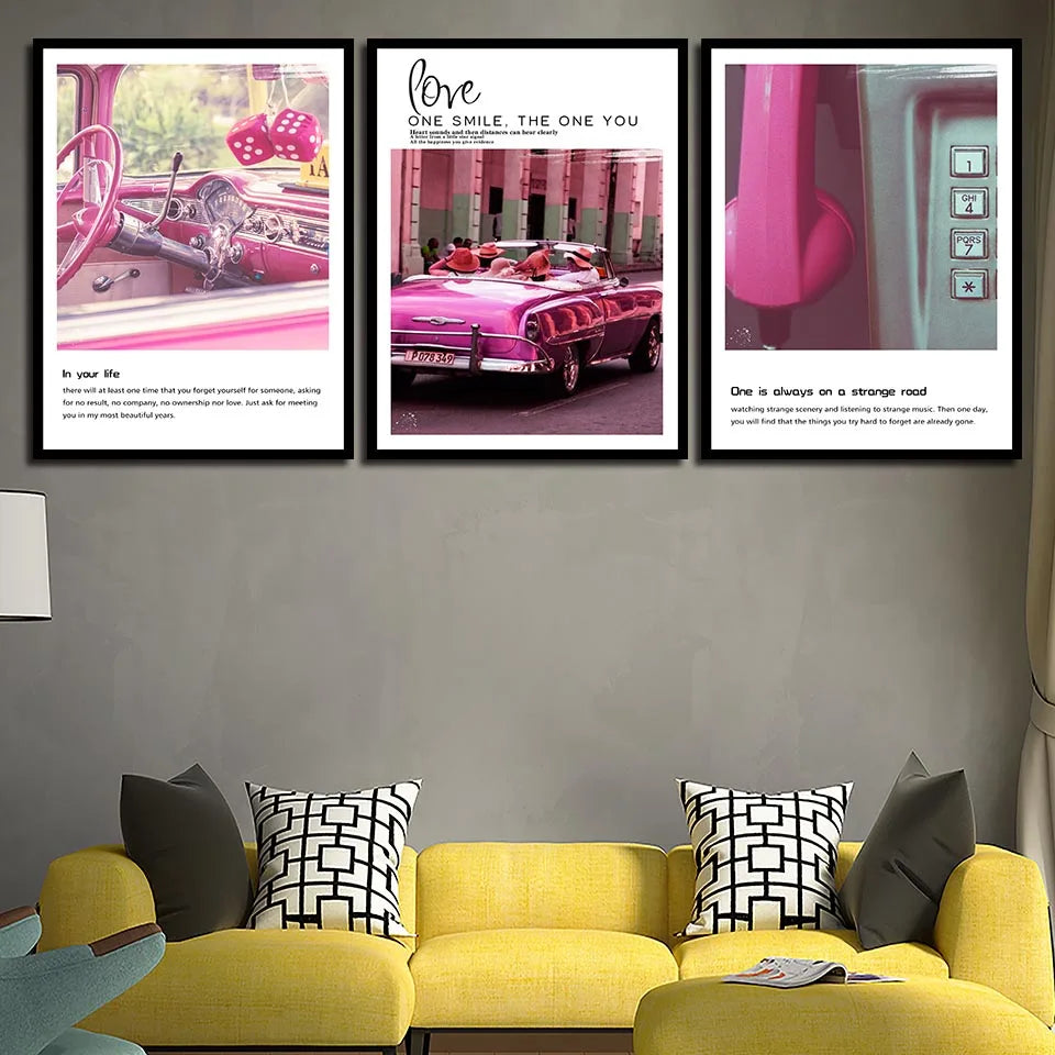 La pièce est meublée d'un canapé jaune vif, de coussins noirs et blancs, d'un téléviseur mural et de plusieurs cadres décoratifs sur le mur.