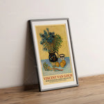 Cette image présente une affiche d'exposition de l'artiste Vincent Van Gogh, mettant en scène un bouquet de fleurs multicolores dans un vase, accompagné de citrons, sur un fond jaune.