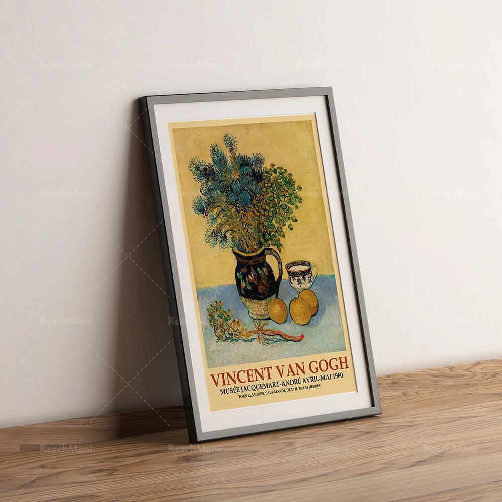 Cette image présente une affiche d'exposition de l'artiste Vincent Van Gogh, mettant en scène un bouquet de fleurs multicolores dans un vase, accompagné de citrons, sur un fond jaune.