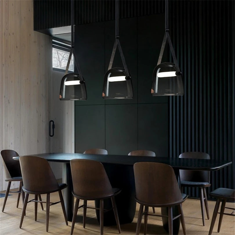 lampe suspendue moderne minimaliste noir gris transparent brillante chaîne métallique câble électrique chambre salon