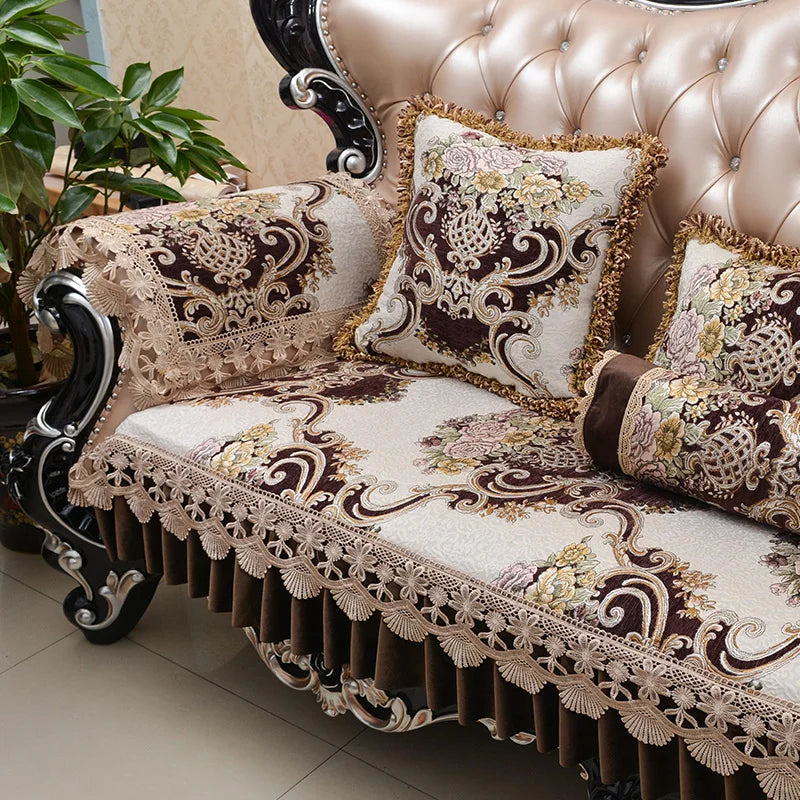 Le canapé est richement orné de motifs floraux et de détails dorés, conférant un style élégant et luxueux à cette pièce de mobilier.