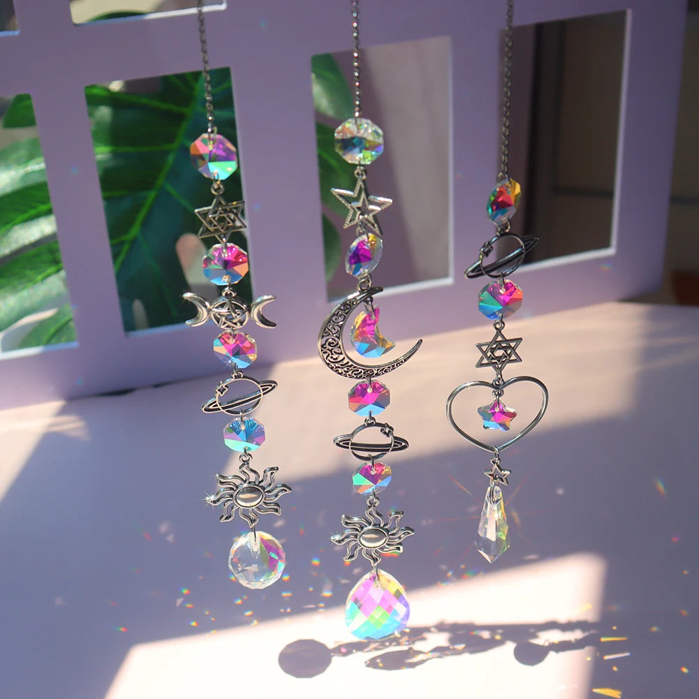 décoration bohème suncatcher cristal irisé motif céleste chaîne métal argenté lune soleil planètes étoiles