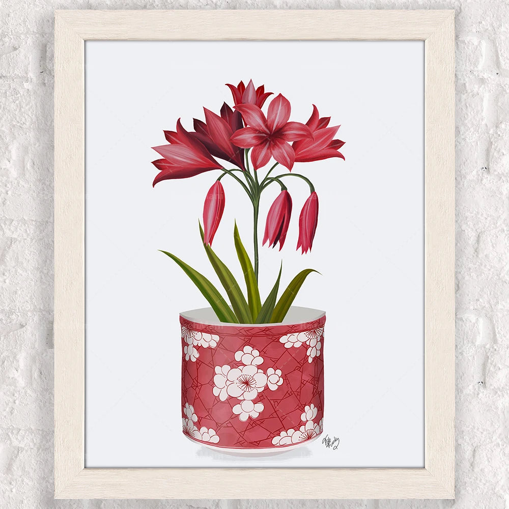 Bouquet de fleurs rouges dans un pot décoratif motif fleuri.