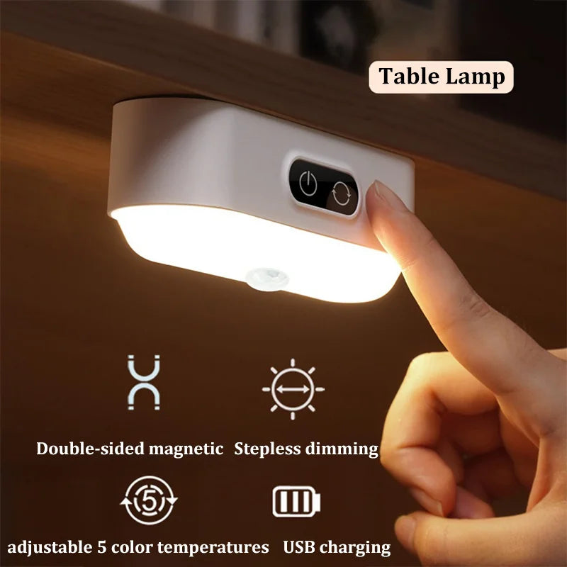Lampe LED tactile étoile avec détecteur de mouvement sur table de chevet