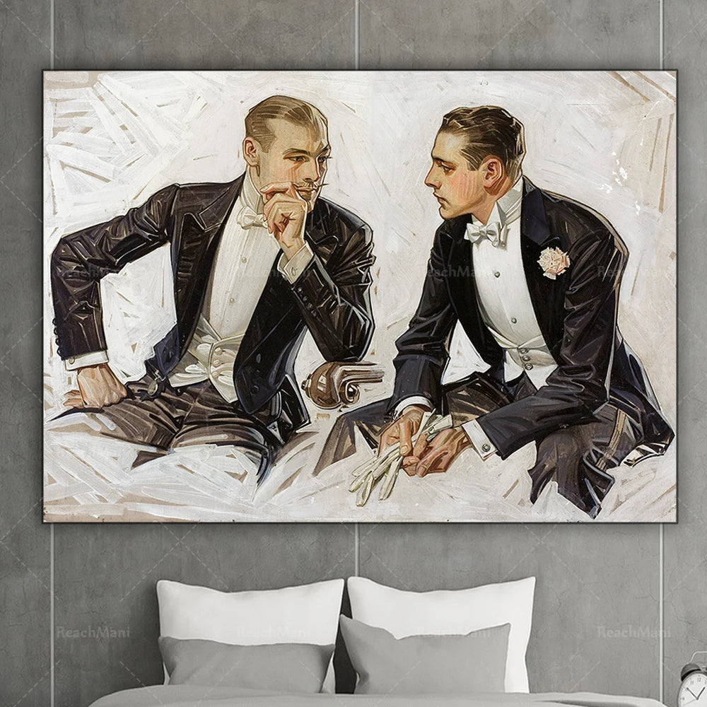 Deux hommes en tenues de soirée, l'un en costume et nœud papillon, l'autre en veste de cuir, se regardent pensifs dans une scène élégante et sophistiquée.