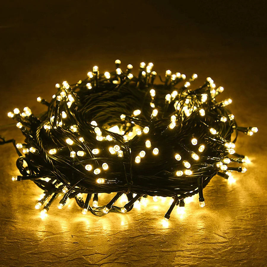 Guirlande lumineuse multicolore enroulée autour d'un arbre de Noël