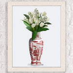 Un magnifique bouquet de tulipes blanches et de fleurs printanières dans un vase décoré de motifs rouges et blancs.
