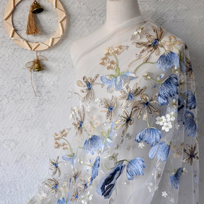 tissu brodé fleurs beiges bleues polyester transparent romantique floral 130cmmètre