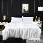 Housse de couette soie blanche dans chambre moderne
