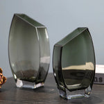 Vase carré oblique en verre dans un intérieur moderne