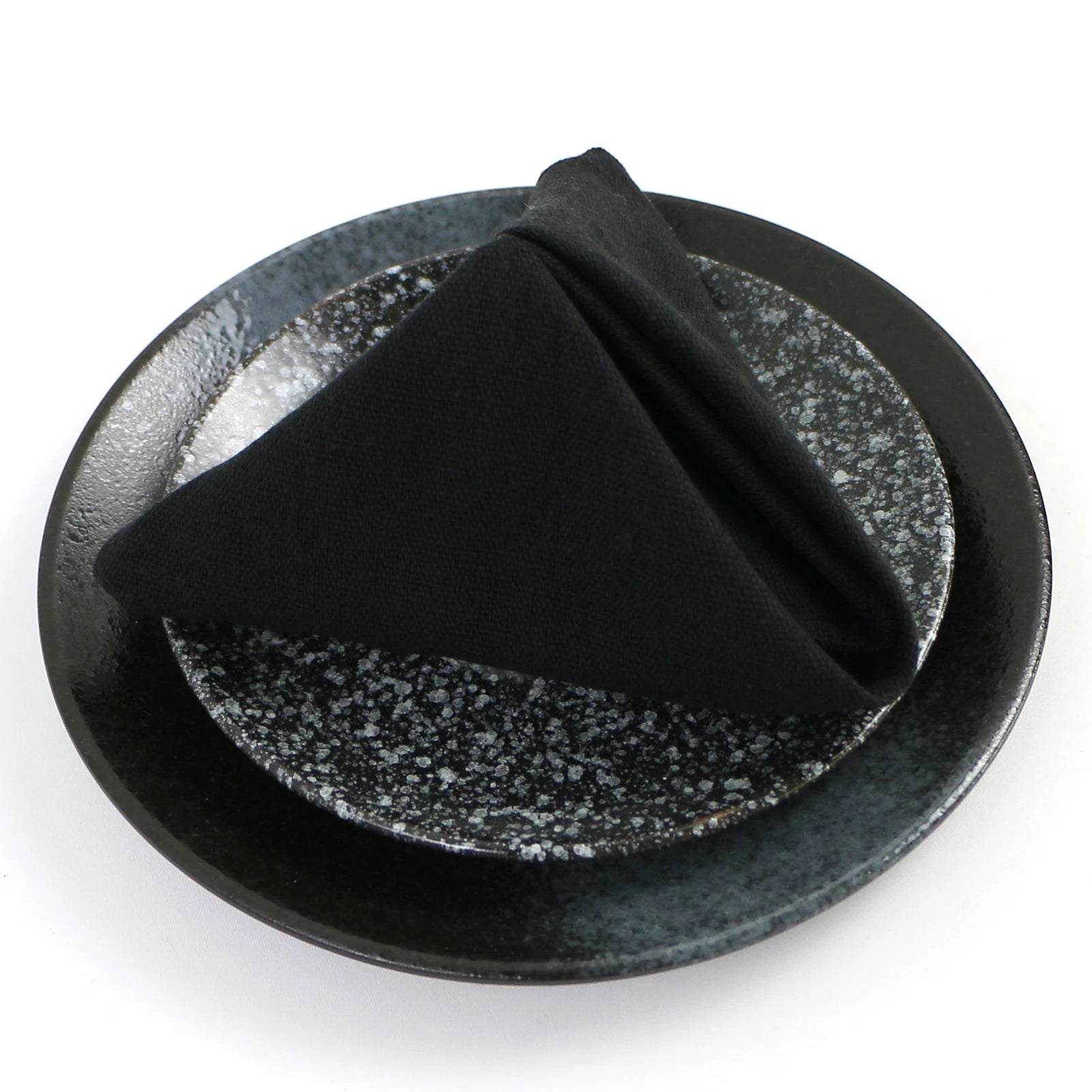 Élégante assiette ronde en céramique noire avec une base texturée argentée.