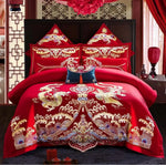 Parure de lit rouge dans une chambre romantique décorée