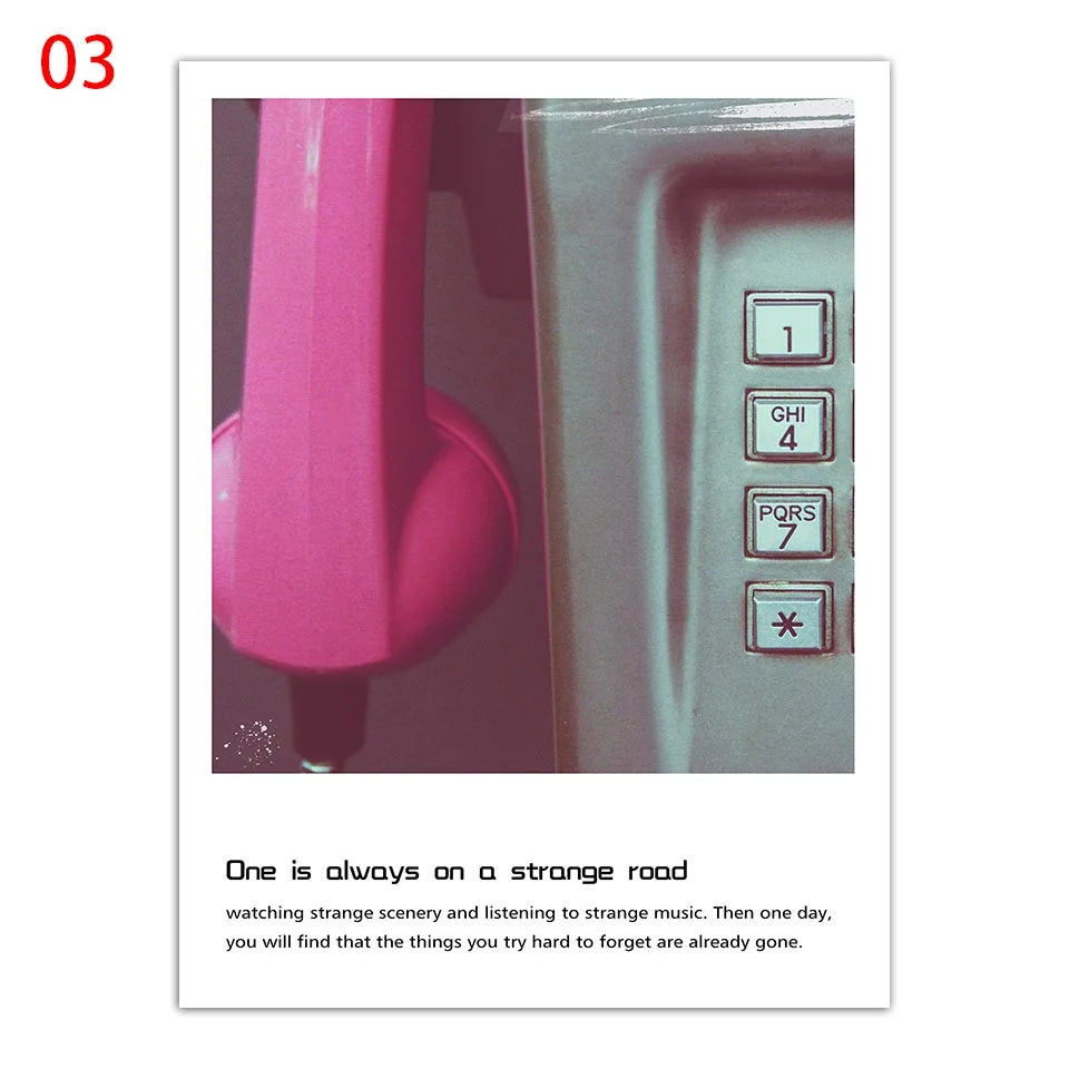 Une image montrant une cabine d'ascenseur avec un panneau de commandes et des touches numérotées, ainsi qu'une boisson dans un verre rose. Sous l'image se trouve un texte décrivant la philosophie de "vivre hors des sentiers battus" et de s'ouvrir à l'inconnu.