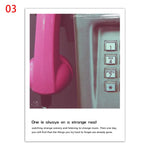 Une image montrant une cabine d'ascenseur avec un panneau de commandes et des touches numérotées, ainsi qu'une boisson dans un verre rose. Sous l'image se trouve un texte décrivant la philosophie de "vivre hors des sentiers battus" et de s'ouvrir à l'inconnu.