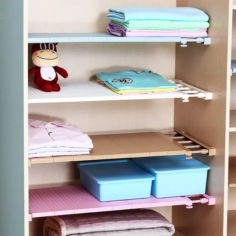 étagères rangement placard pliable bleu clair blanc moderne clips vêtements pliés stock respectueux environnement