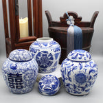 Une collection de magnifiques objets en céramique décorés de motifs bleus et blancs traditionnels, offrant une touche d'élégance et de sophistication à l'environnement.