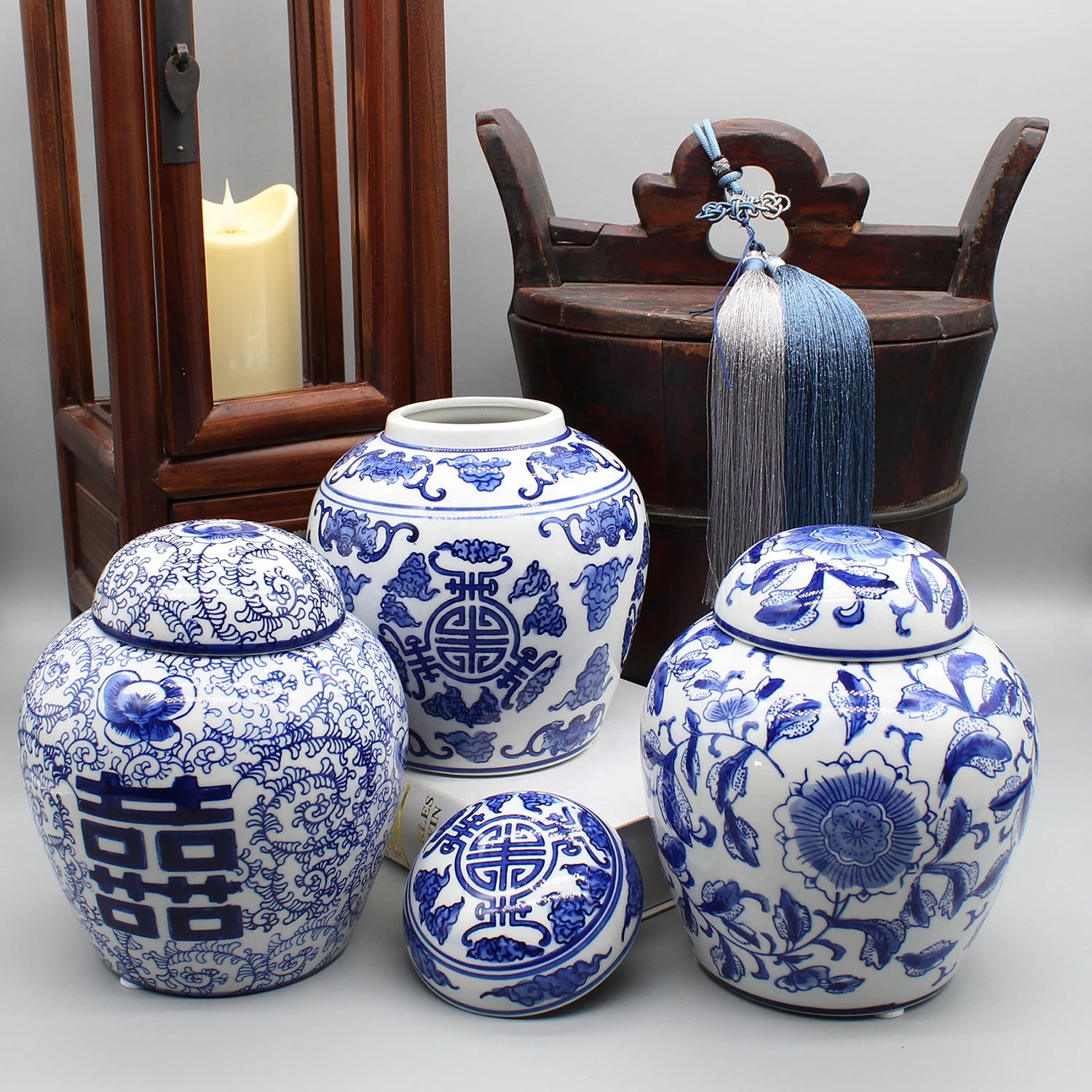 Une collection de magnifiques objets en céramique décorés de motifs bleus et blancs traditionnels, offrant une touche d'élégance et de sophistication à l'environnement.