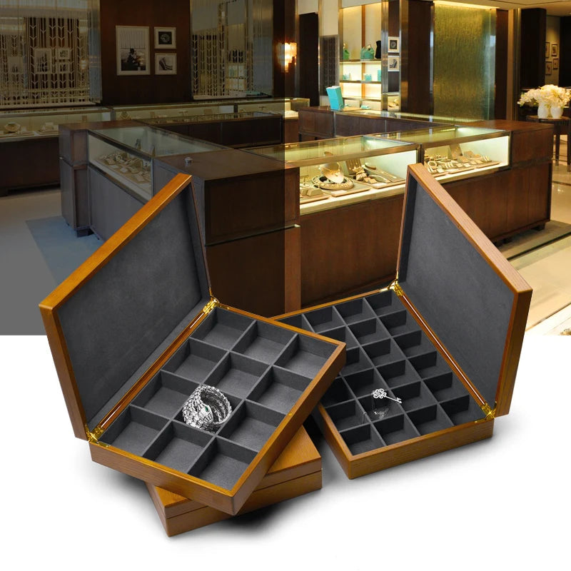 boîtes bijoux bois marron clair intérieur velours noir classique poignées dorées rangement colliers pendentifs