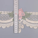 ruban dentelle fleurs roses feuilles vertes classique romantique blanc rose clair vert pastel