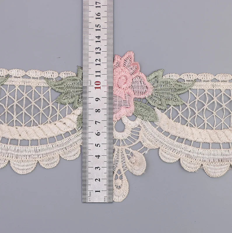 ruban dentelle fleurs roses feuilles vertes classique romantique blanc rose clair vert pastel