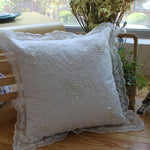 Coussin décoratif dentelle jaune sur fauteuil