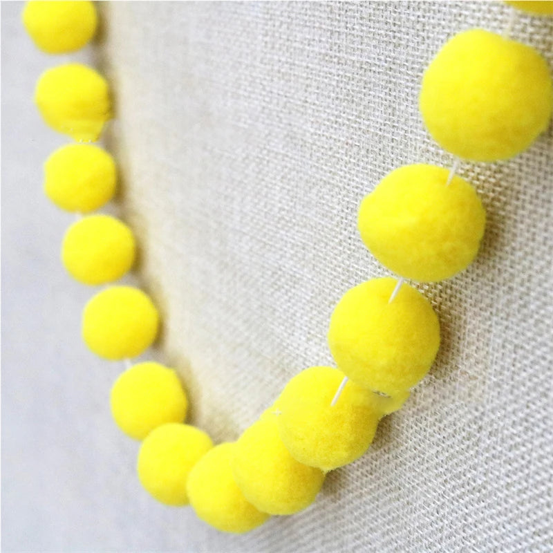 collier créatif coloré boules feutre rouge blanc gris beige jaune anniversaire noël mariage