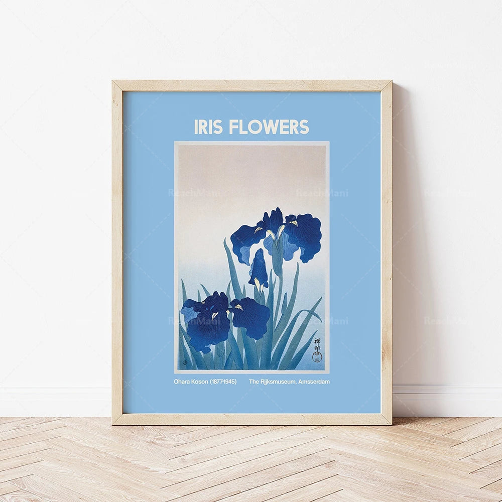 Cette image représente une affiche qui montre des fleurs d'iris bleus dans un style artistique, avec le titre "Iris Flowers" en grand. L'affiche fait référence à l'œuvre d'Ohara Koson, un artiste japonais du début du 20e siècle, et indique que l'image est conservée au Rijksmuseum d'Amsterdam.
