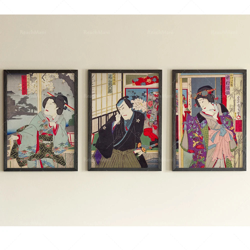 Trois œuvres d'art japonaises traditionnelles représentant des personnages dans des scènes d'intérieur et d'extérieur, avec des couleurs vives et des motifs floraux.