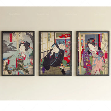 Trois œuvres d'art japonaises traditionnelles représentant des personnages dans des scènes d'intérieur et d'extérieur, avec des couleurs vives et des motifs floraux.