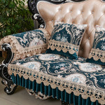 Un canapé élégant de style victorien avec un motif floral et des détails dorés, offrant une atmosphère luxueuse et raffinée.