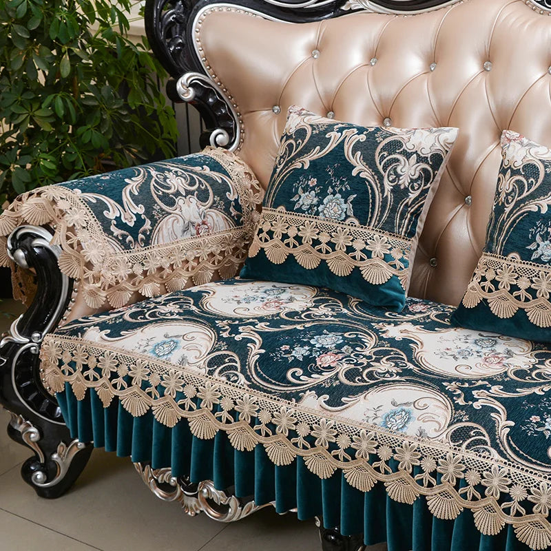 Un canapé élégant de style victorien avec un motif floral et des détails dorés, offrant une atmosphère luxueuse et raffinée.