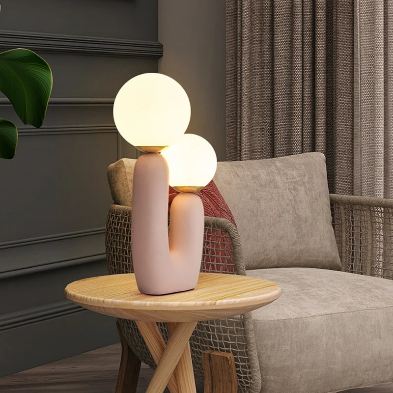 Lampe allumée diffusant une lumière rouge apaisante dans une chambre d'enfant