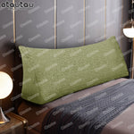 Housse coussin triangle bleu sur un canapé moderne