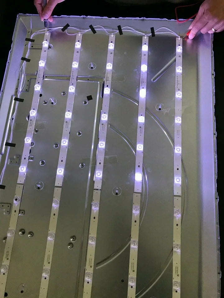 bandes led blanc modernes technologiques clips réutilisables connecteurs électriques opaques lisses aluminium
