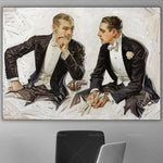 Deux hommes vêtus d'élégants costumes noirs et blancs, discutant avec un air concentré dans une atmosphère sophistiquée.